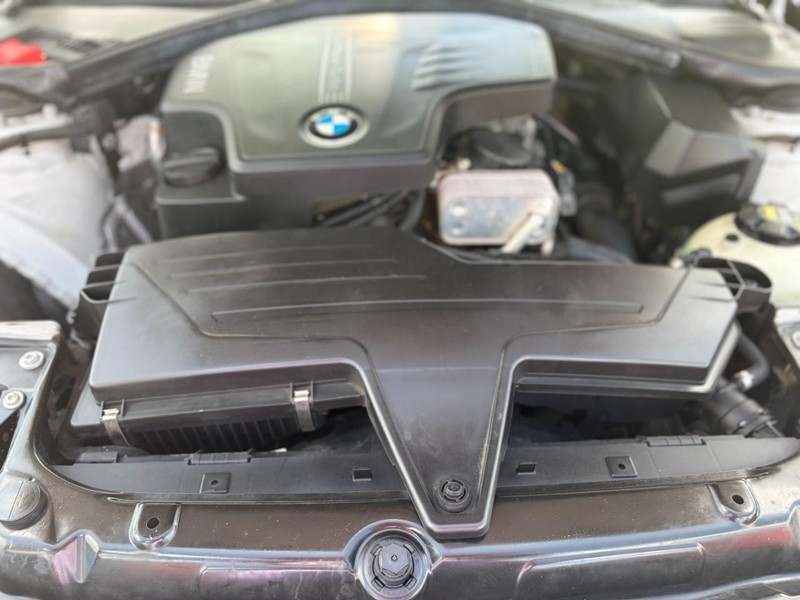 BMW 3 Series Vehicle Full-screen Gallery Image 09