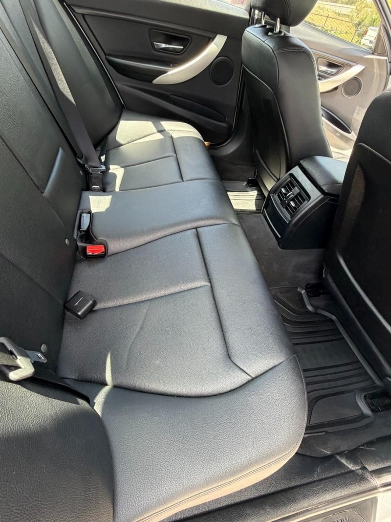 BMW 3 Series Vehicle Full-screen Gallery Image 12