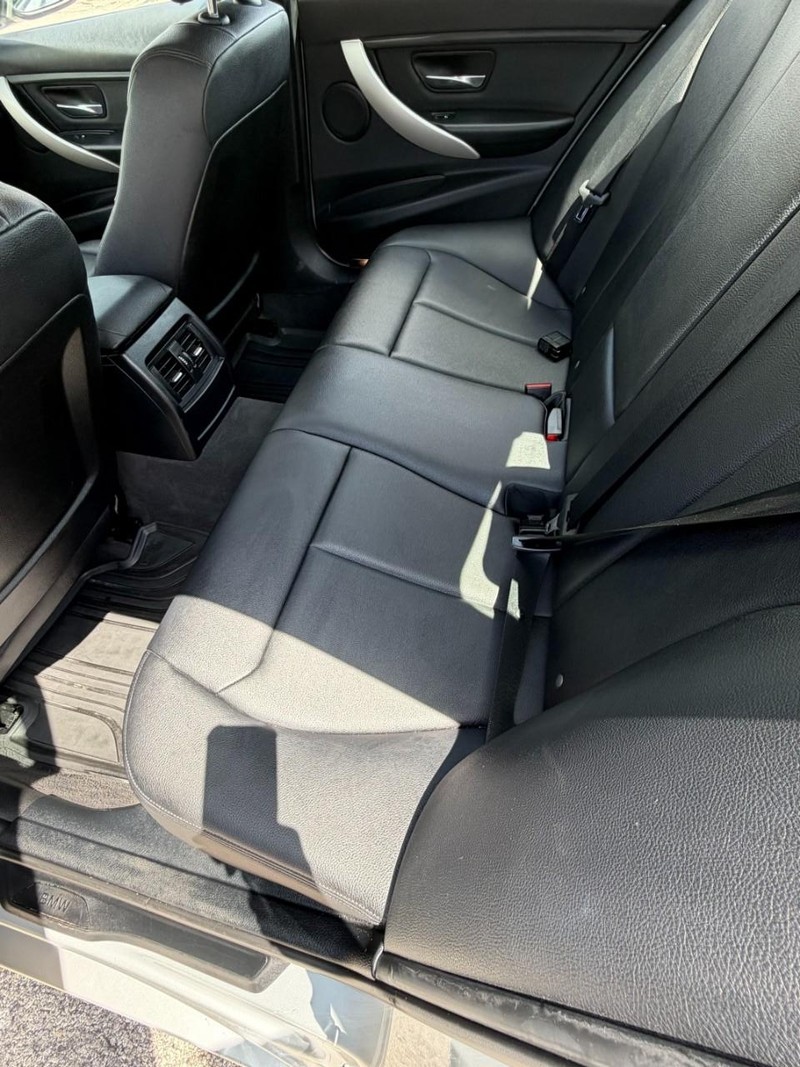 BMW 3 Series Vehicle Full-screen Gallery Image 13