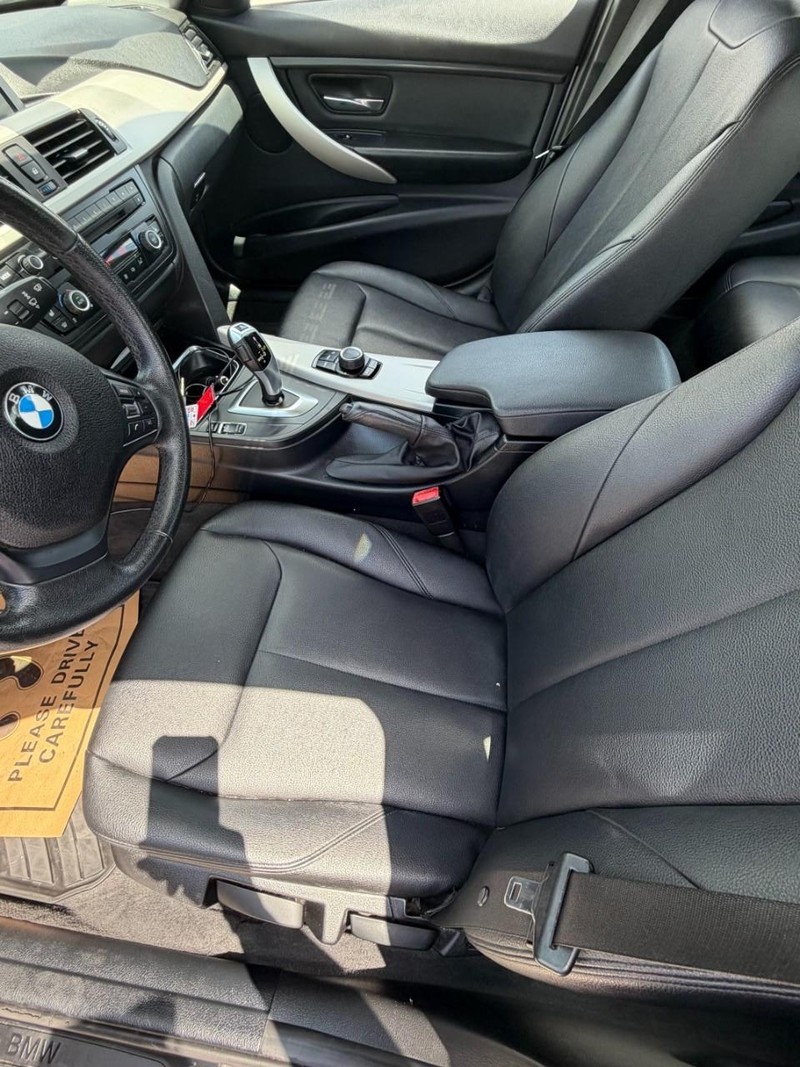 BMW 3 Series Vehicle Full-screen Gallery Image 14
