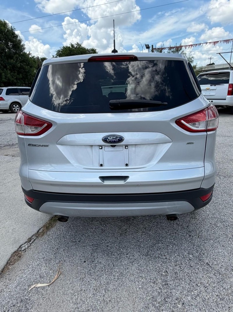 Ford Escape Vehicle Full-screen Gallery Image 04