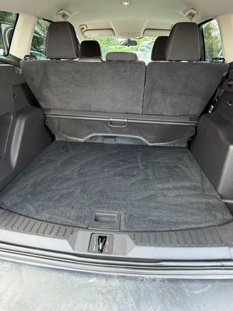 Ford Escape Vehicle Full-screen Gallery Image 05