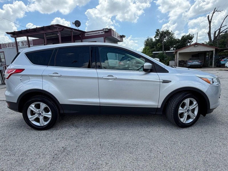 Ford Escape Vehicle Full-screen Gallery Image 07