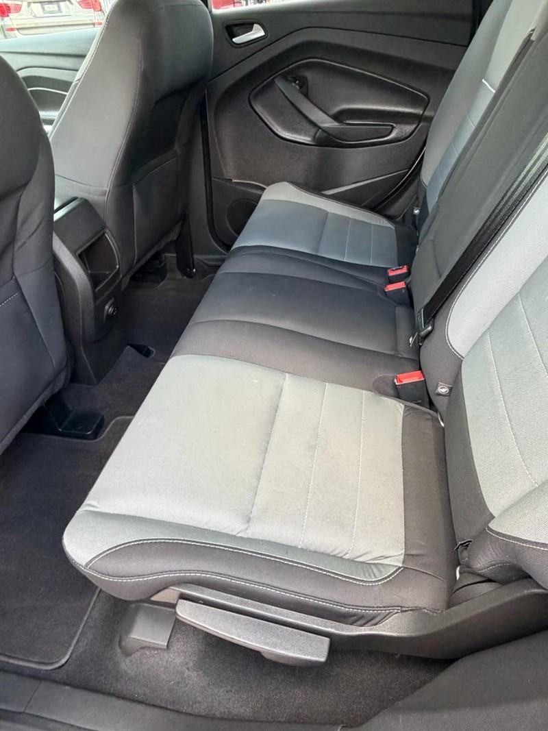 Ford Escape Vehicle Full-screen Gallery Image 08