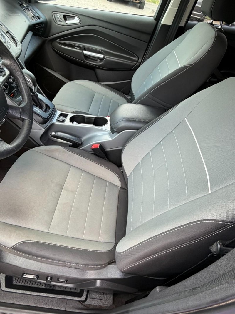 Ford Escape Vehicle Full-screen Gallery Image 09