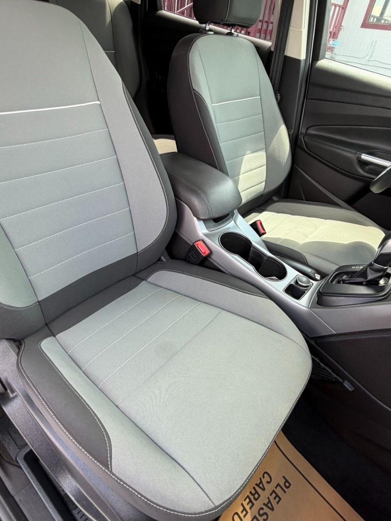 Ford Escape Vehicle Full-screen Gallery Image 12