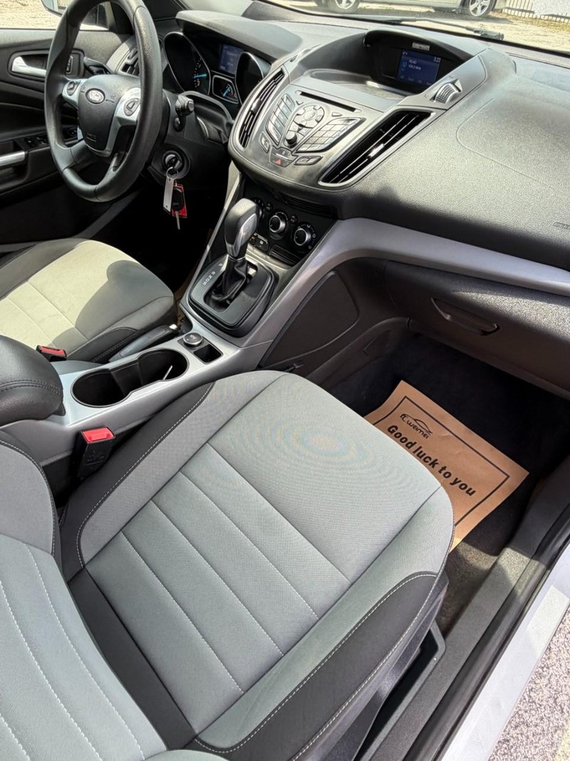 Ford Escape Vehicle Full-screen Gallery Image 13