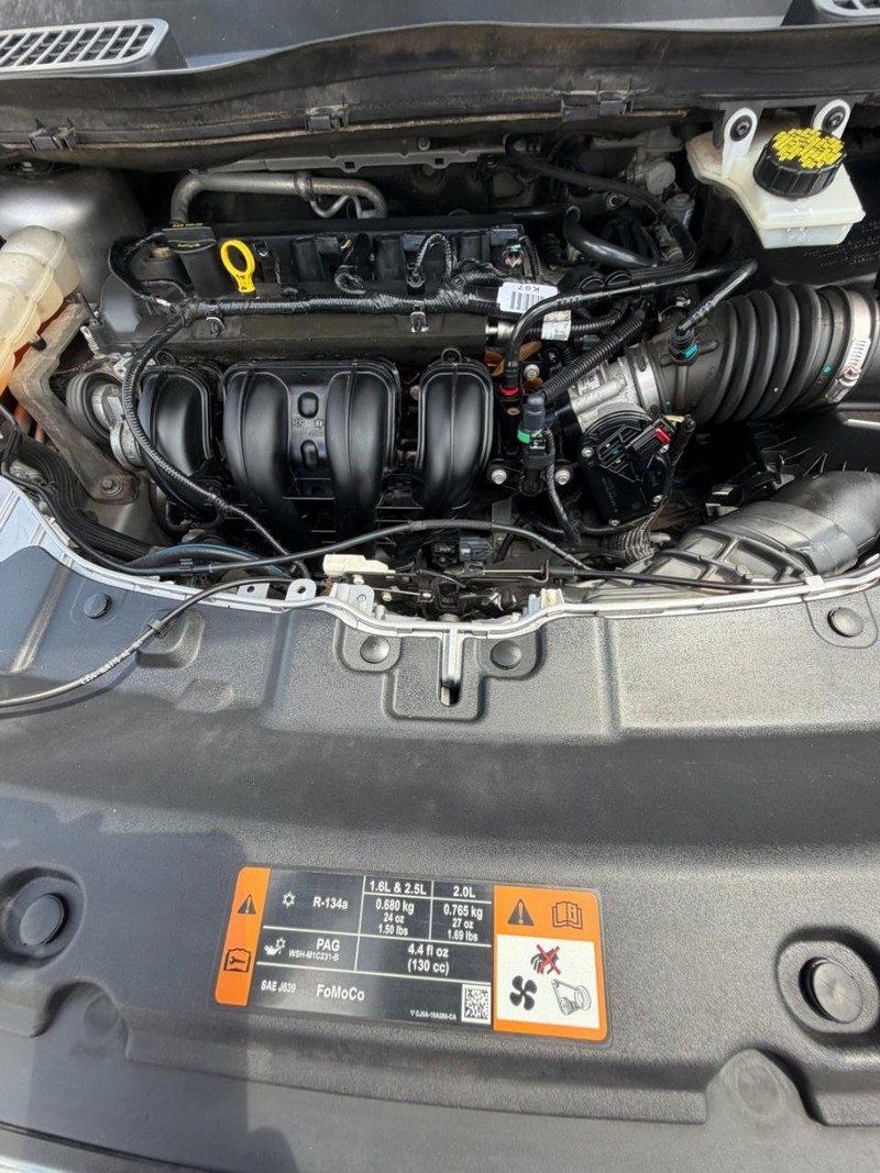 Ford Escape Vehicle Full-screen Gallery Image 15