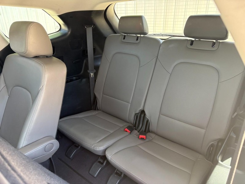 Hyundai Santa Fe Vehicle Image 13