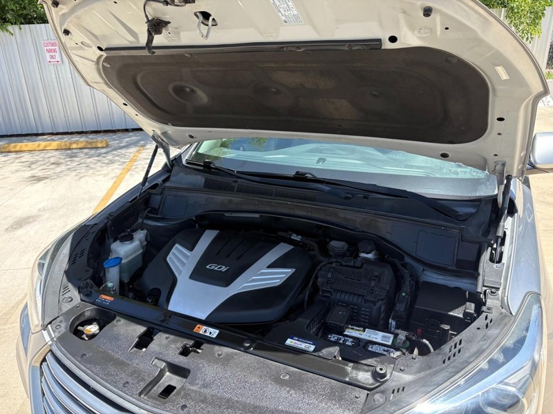 Hyundai Santa Fe Vehicle Image 18