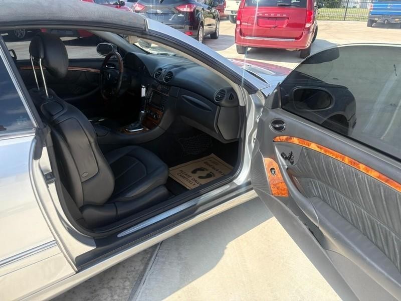 Mercedes-Benz CLK-Class Vehicle Full-screen Gallery Image 19