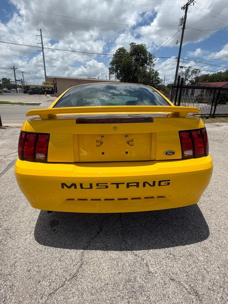 Ford Mustang Vehicle Image 03