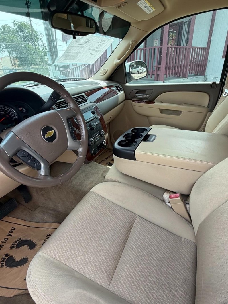 Chevrolet Tahoe Vehicle Full-screen Gallery Image 06