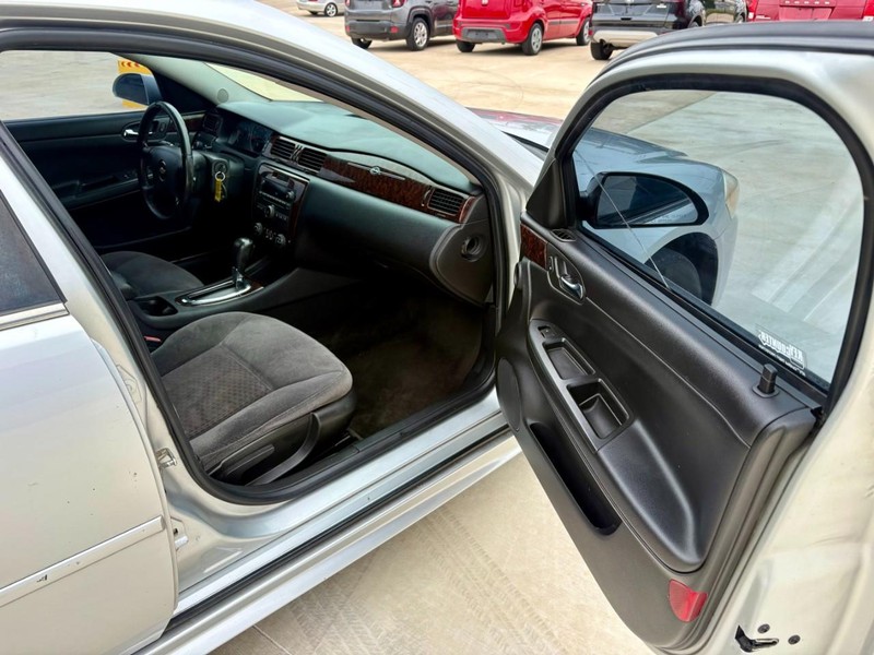 Chevrolet Impala Vehicle Image 15