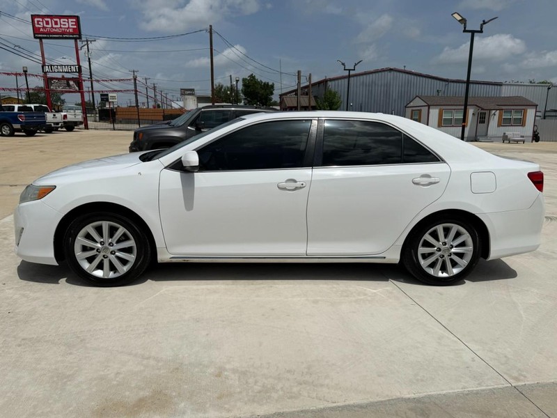 Toyota Camry Vehicle Image 02