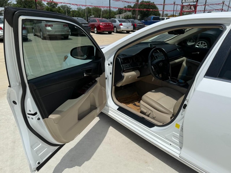 Toyota Camry Vehicle Image 09