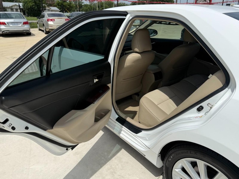 Toyota Camry Vehicle Image 11