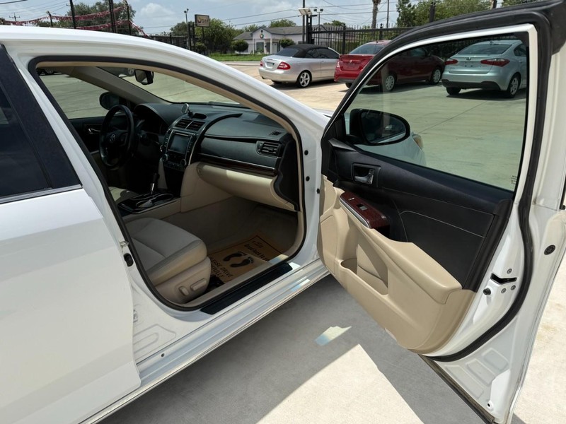 Toyota Camry Vehicle Image 13