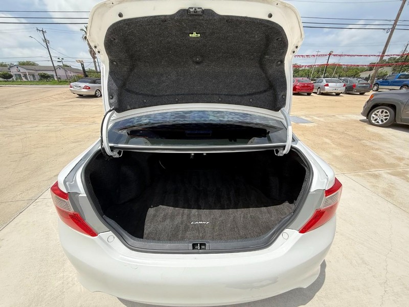 Toyota Camry Vehicle Image 19