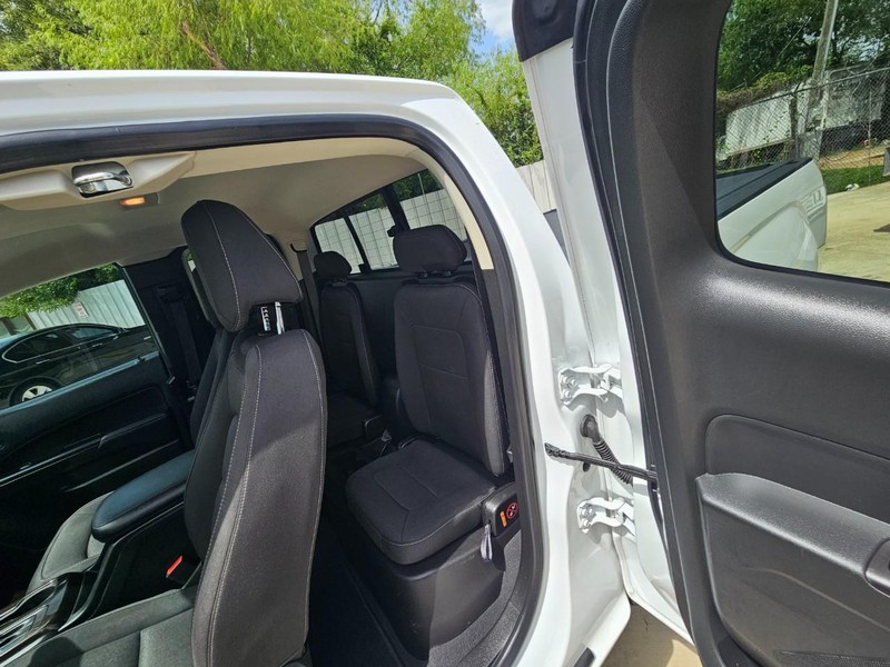 GMC Canyon Vehicle Image 11