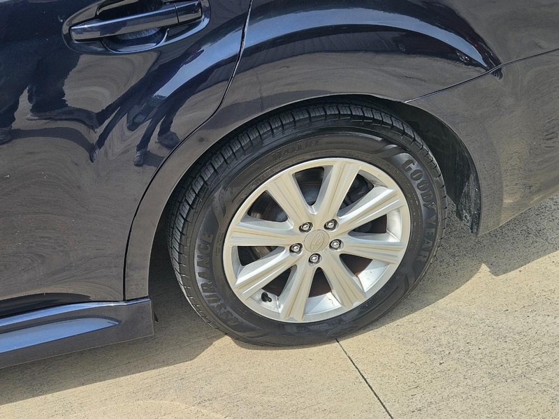Subaru Legacy Vehicle Image 09