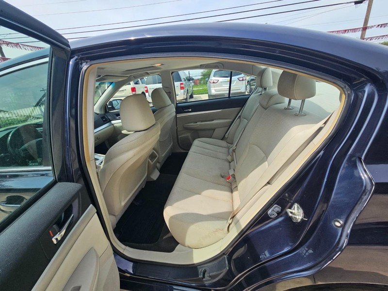 Subaru Legacy Vehicle Image 12