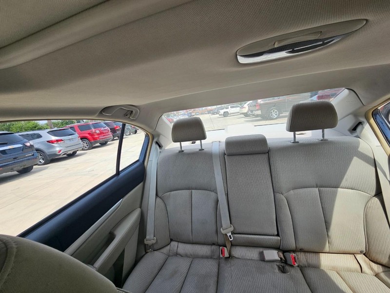 Subaru Legacy Vehicle Image 14