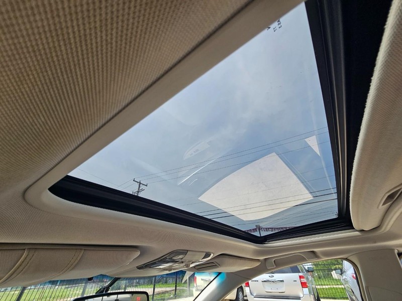 Subaru Legacy Vehicle Image 15