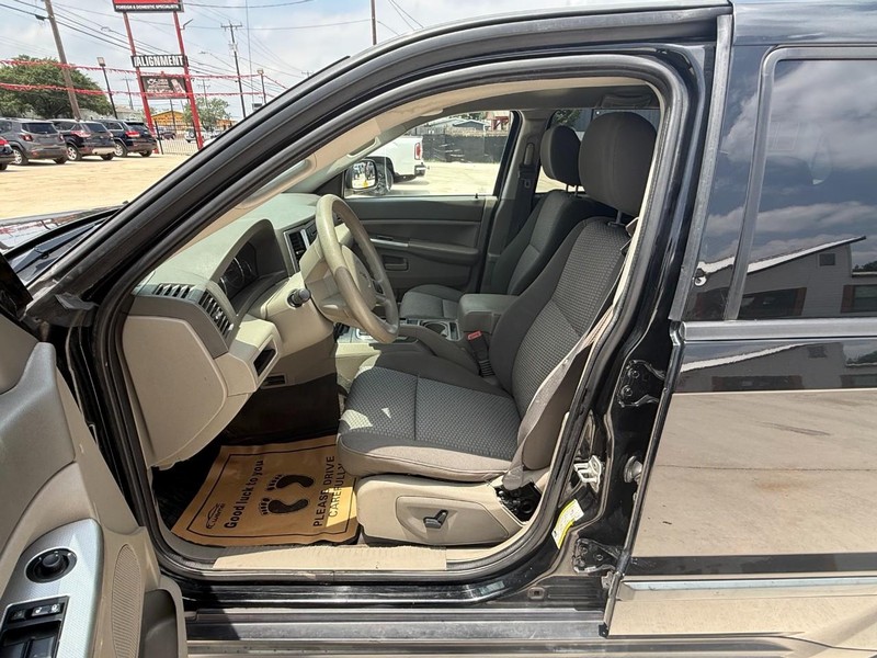Jeep Grand Cherokee Vehicle Image 10