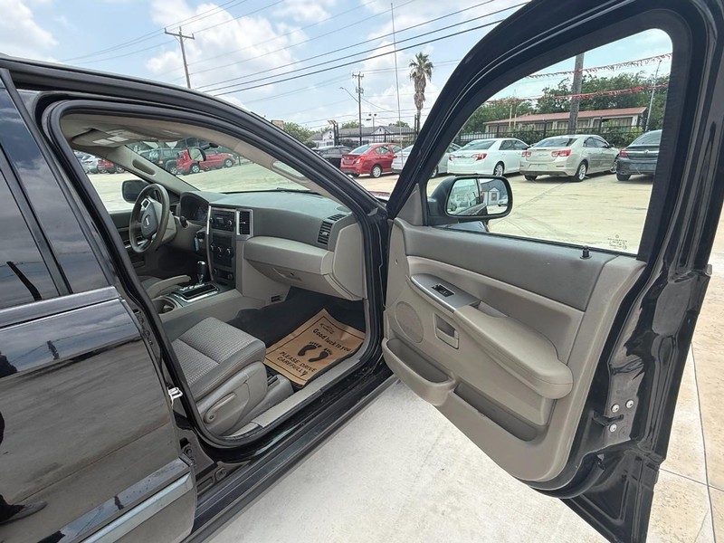 Jeep Grand Cherokee Vehicle Image 11