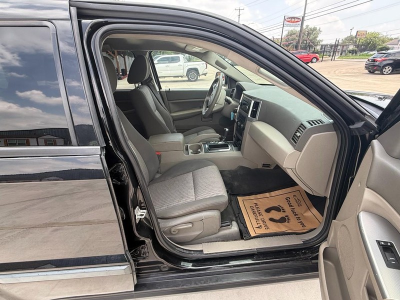 Jeep Grand Cherokee Vehicle Image 12