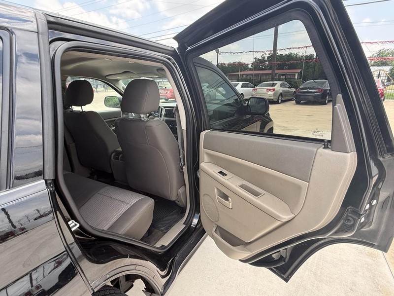 Jeep Grand Cherokee Vehicle Image 15