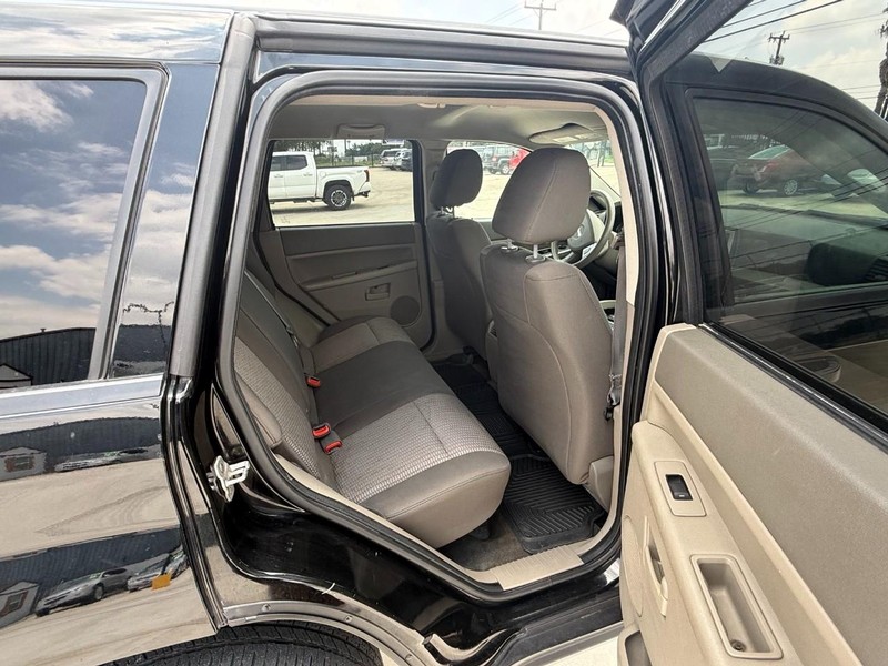 Jeep Grand Cherokee Vehicle Image 16