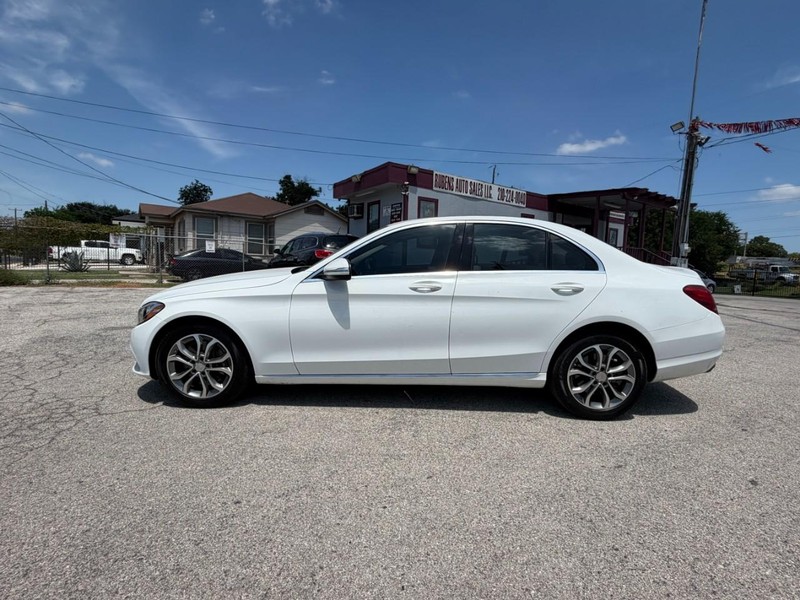 Mercedes-Benz C-Class Vehicle Full-screen Gallery Image 02