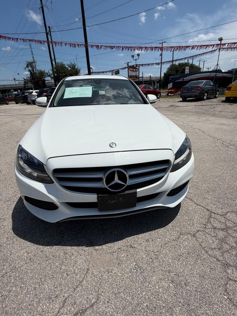 Mercedes-Benz C-Class Vehicle Full-screen Gallery Image 03