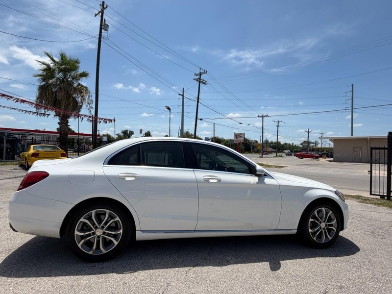 Mercedes-Benz C-Class Vehicle Full-screen Gallery Image 04