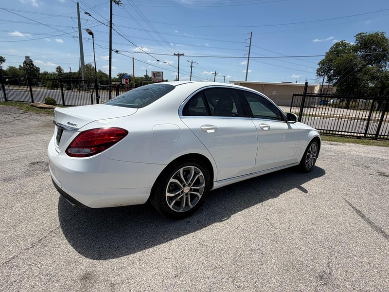 Mercedes-Benz C-Class Vehicle Full-screen Gallery Image 05