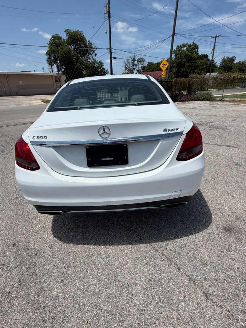 Mercedes-Benz C-Class Vehicle Full-screen Gallery Image 06