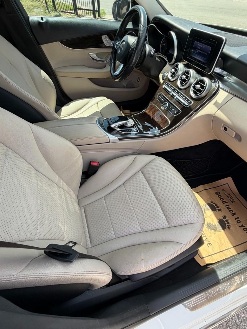 Mercedes-Benz C-Class Vehicle Full-screen Gallery Image 08