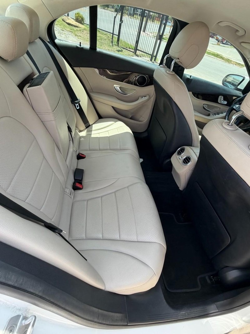 Mercedes-Benz C-Class Vehicle Full-screen Gallery Image 09