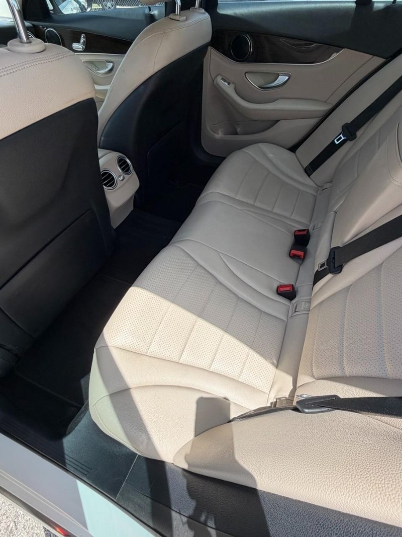 Mercedes-Benz C-Class Vehicle Full-screen Gallery Image 10