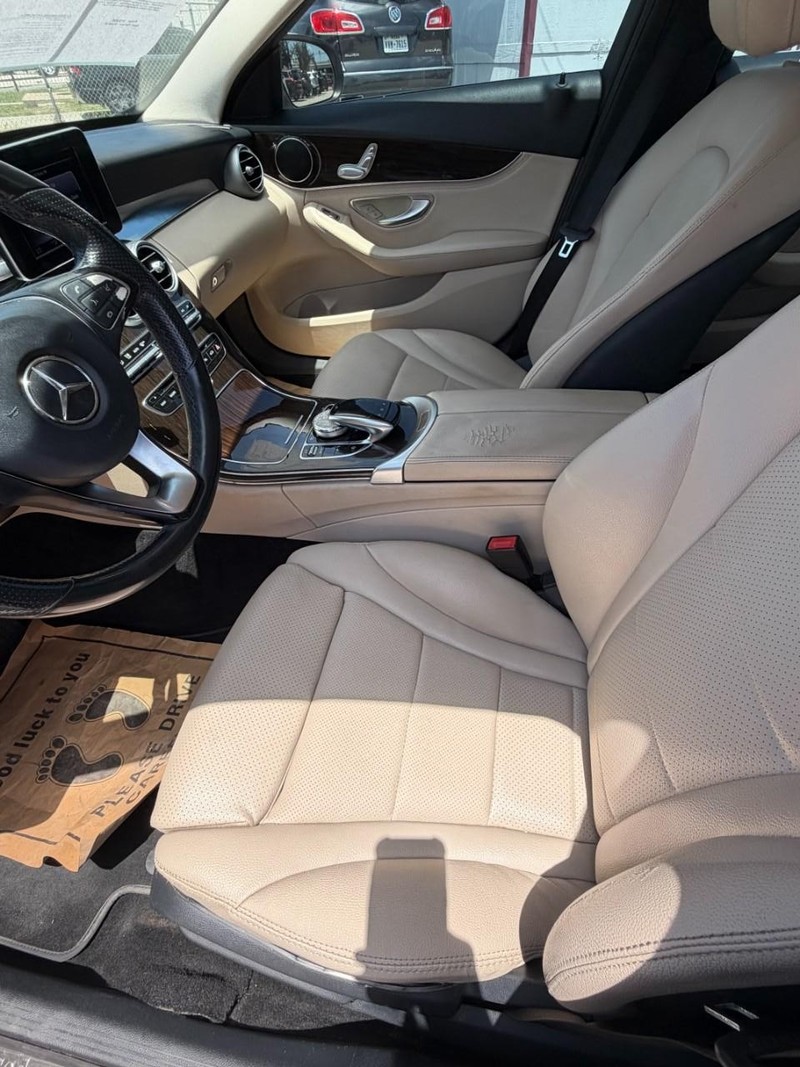 Mercedes-Benz C-Class Vehicle Full-screen Gallery Image 11