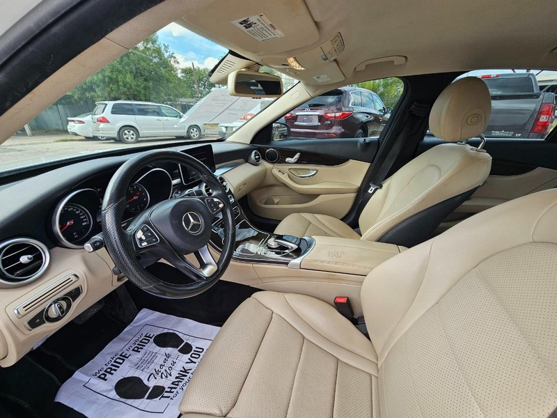 Mercedes-Benz C-Class Vehicle Full-screen Gallery Image 12