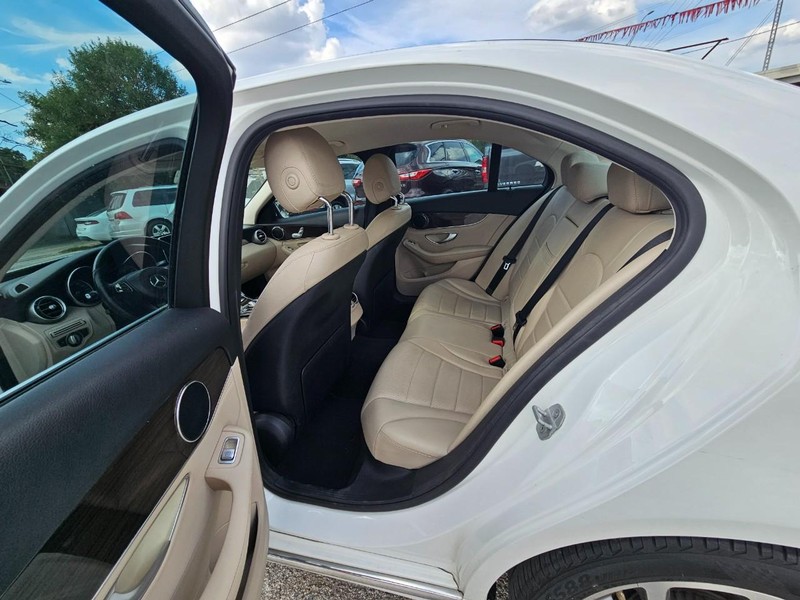 Mercedes-Benz C-Class Vehicle Full-screen Gallery Image 13