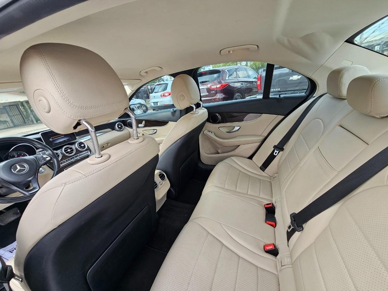 Mercedes-Benz C-Class Vehicle Full-screen Gallery Image 14
