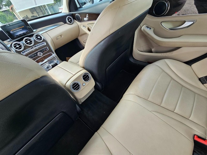Mercedes-Benz C-Class Vehicle Full-screen Gallery Image 15