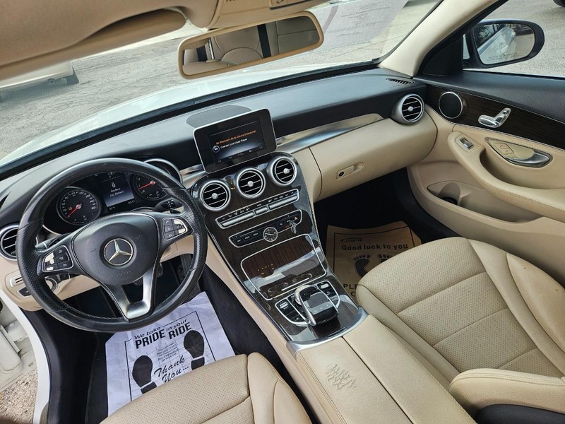 Mercedes-Benz C-Class Vehicle Full-screen Gallery Image 16