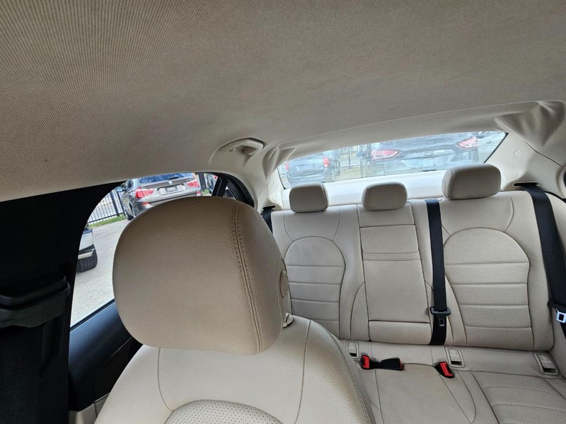 Mercedes-Benz C-Class Vehicle Full-screen Gallery Image 17
