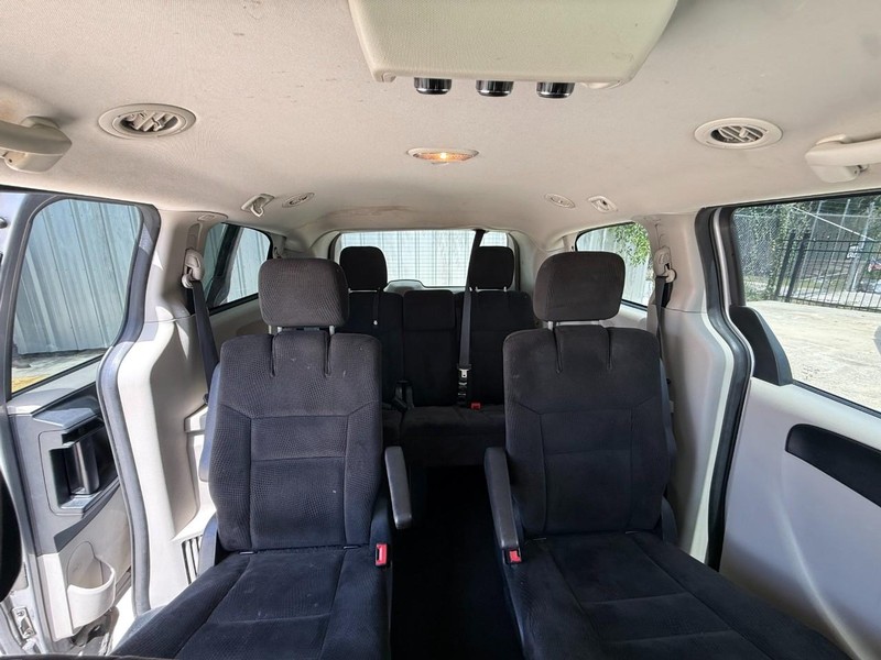 Dodge Grand Caravan Vehicle Image 12