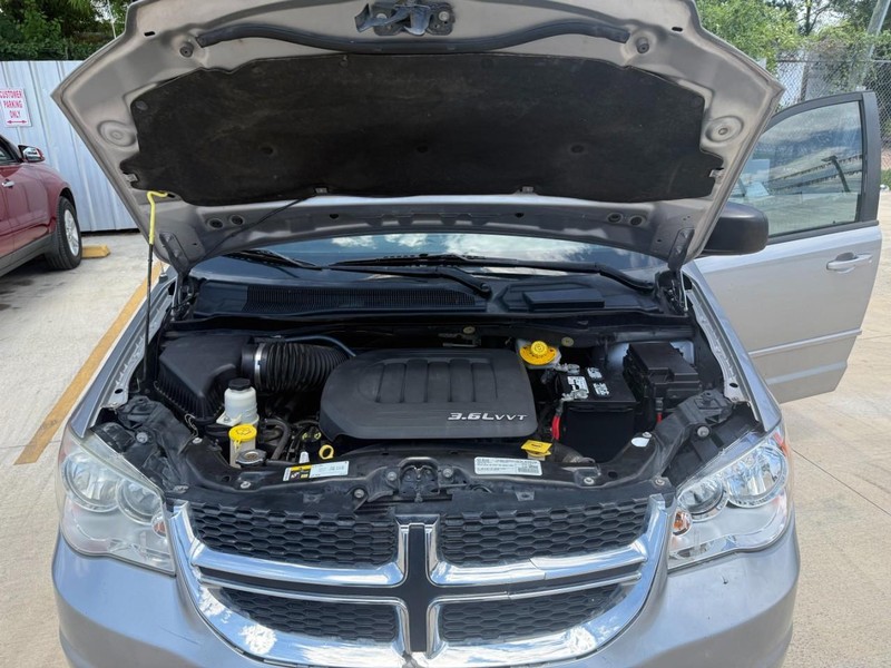 Dodge Grand Caravan Vehicle Image 18